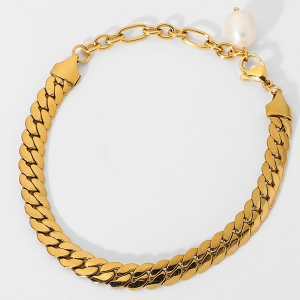 Gold chain bracelet with freshwater pearl